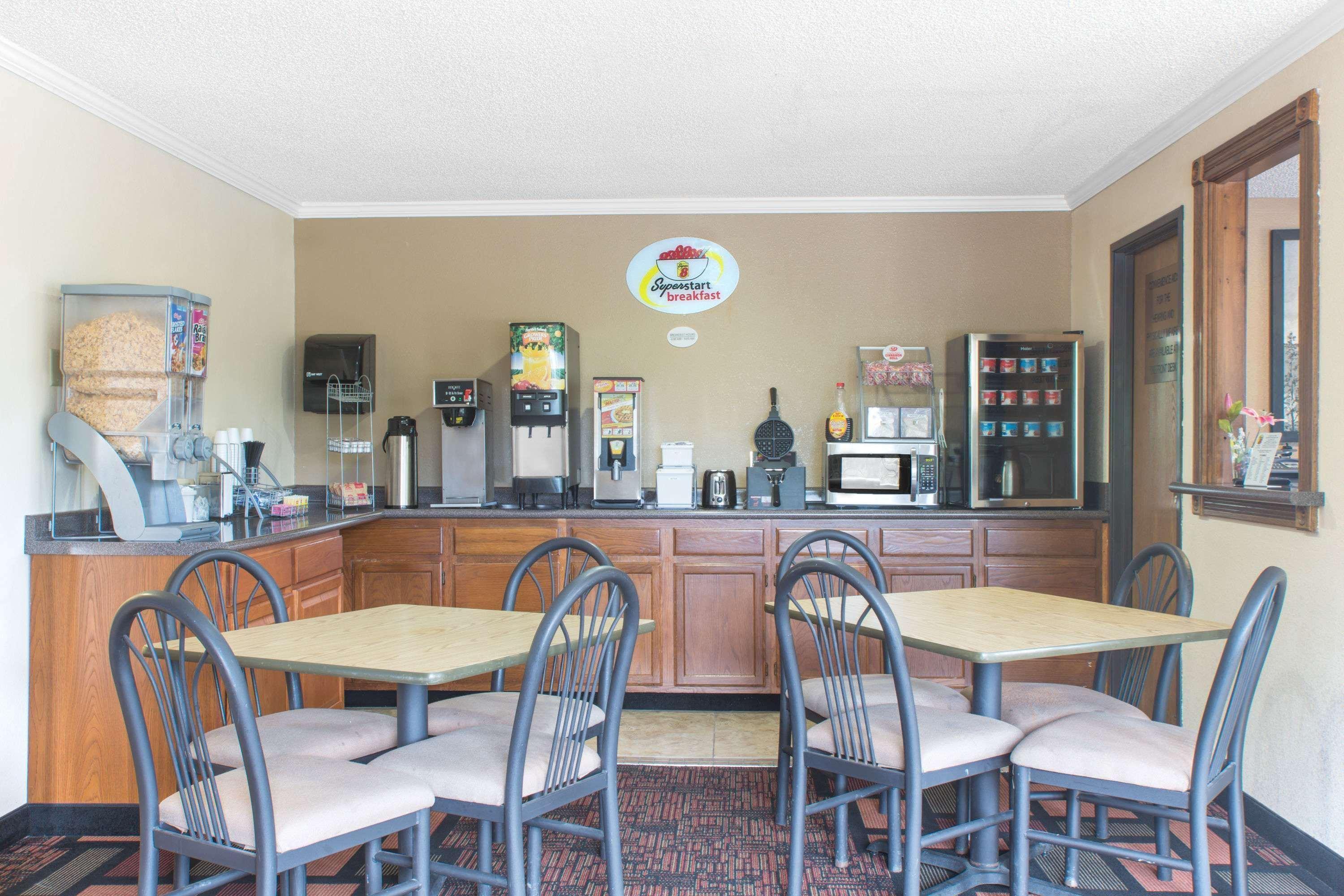 Super 8 By Wyndham Boonville Ngoại thất bức ảnh